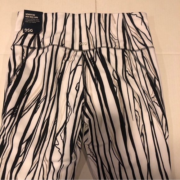DSG Women's Size Medium Momentum High Rise Capris Legging Black And White - Picture 11 of 13